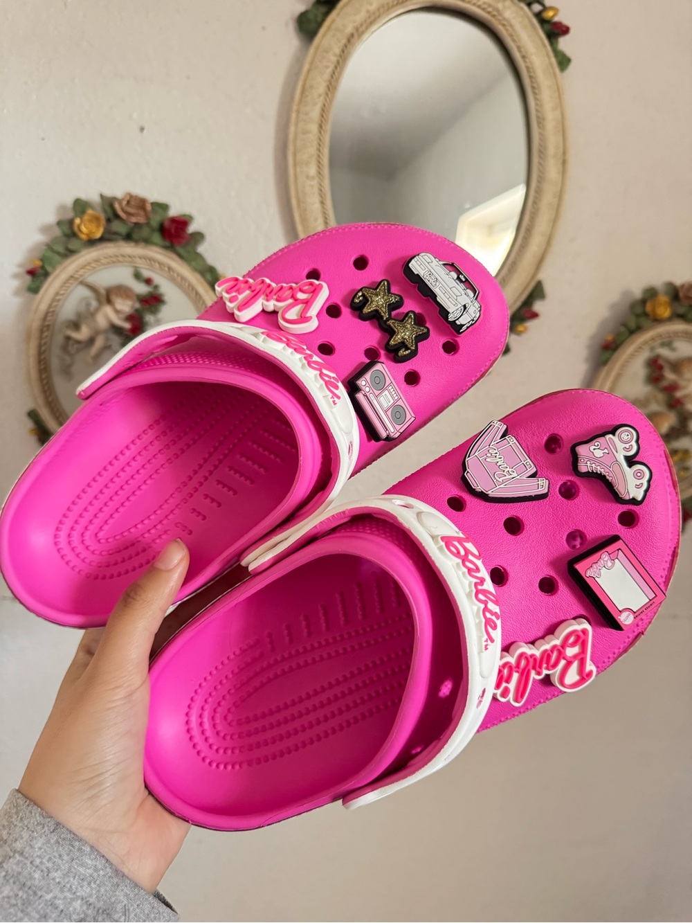 Hot pink Barbie crocs women’s size 6 excellent condition w jibbitz